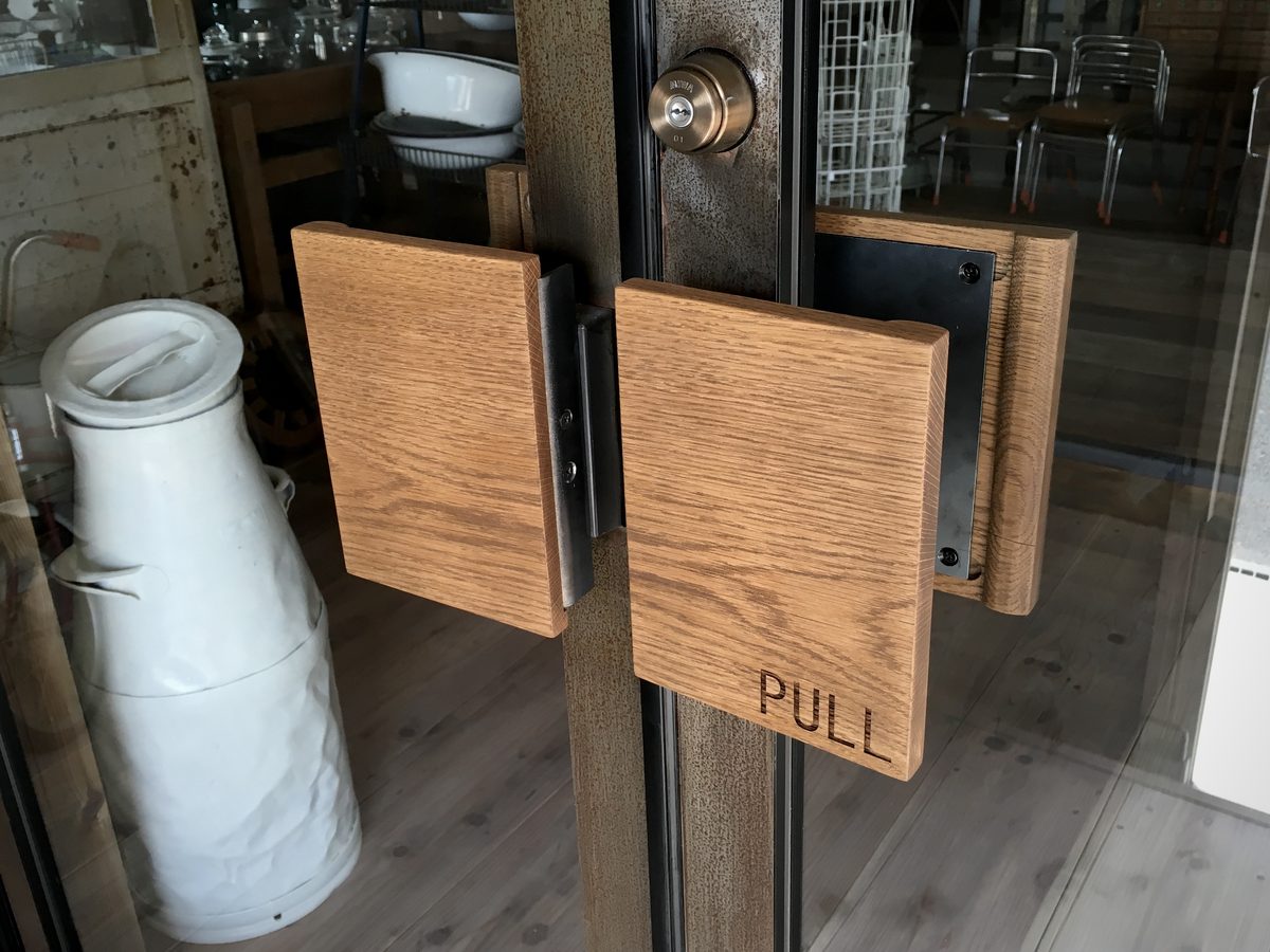店舗ガラス扉の木製ドアハンドル（PULL彫刻）- NCタカシマ制作