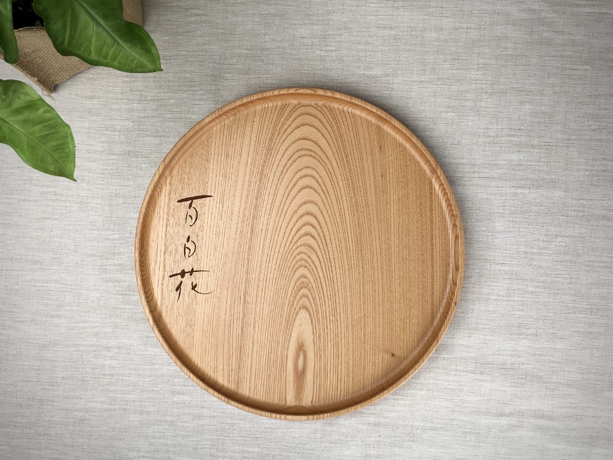店名彫刻入りの丸型木製トレイ - NCタカシマ制作