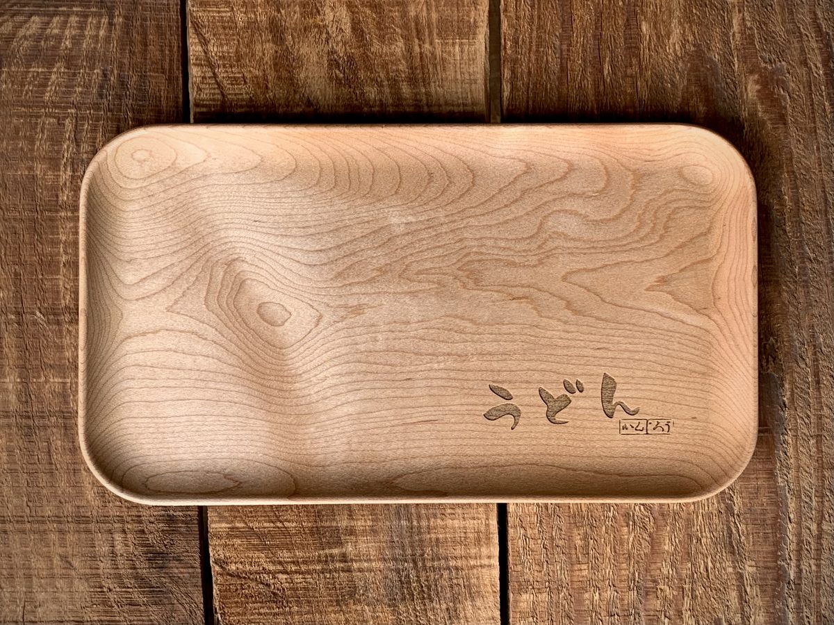 飲食店向け彫刻入りメープル材木製トレイ - NCタカシマ制作